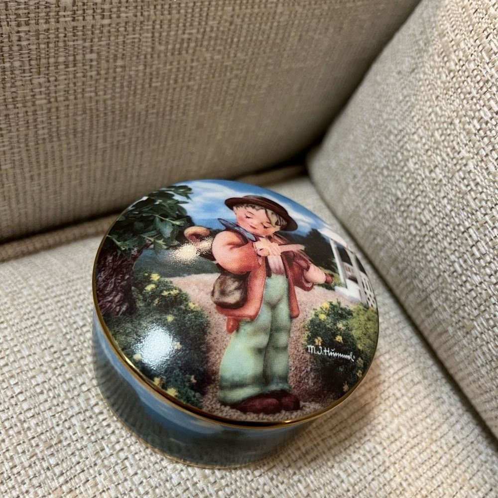M.I. Hummel. “Little fiddler”from the MI Hummel music box collection
